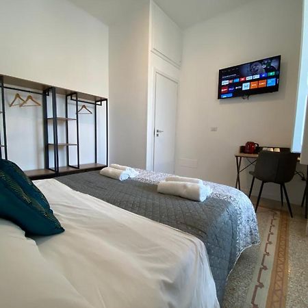 Cavour 221 - Central Station Hotel Bari Buitenkant foto