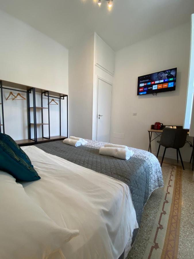 Cavour 221 - Central Station Hotel Bari Buitenkant foto