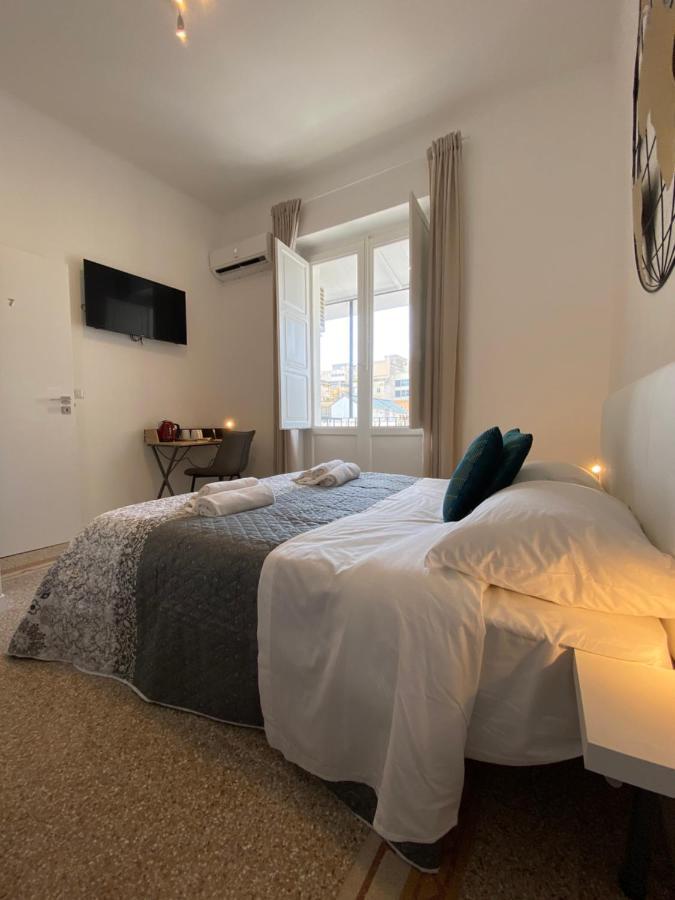 Cavour 221 - Central Station Hotel Bari Buitenkant foto