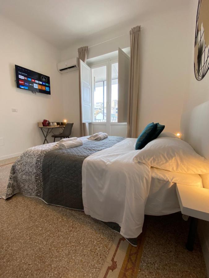 Cavour 221 - Central Station Hotel Bari Buitenkant foto